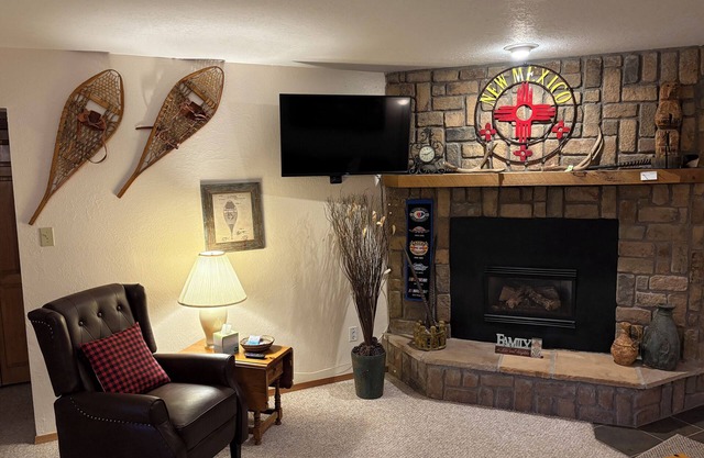 WiFi.Clean & Updated 2 Bedroom, 2 Bath w/Smart TV’s, travel locker