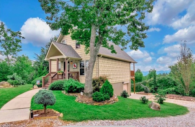 Wilkes County Western NC 3br Cottage with Hot Tub!