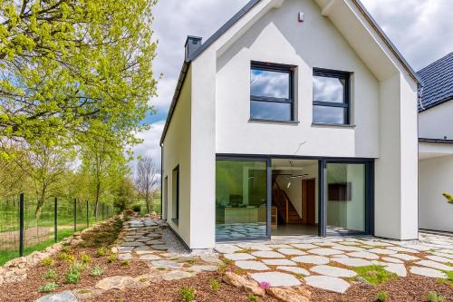 Willa Izerska z ogrodem by Royal Aparts