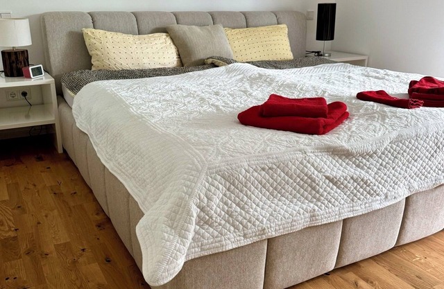 Willkommen in der Wohnung - dem Perfekten Rückzugsort im Herzen der Bezaubernden Rhön und dem Grünen Herzen Deutschlands. Diese neu Erbaute Wohnung Bietet Nicht nur Modernes Design, Sondern Auch ein Einzigartiges Ambiente Direkt im Grünen mit Gemütli