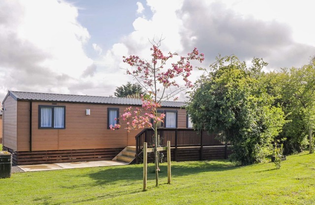 WILLOW LODGE, pet friendly, country holiday cottage in Runswick Bay