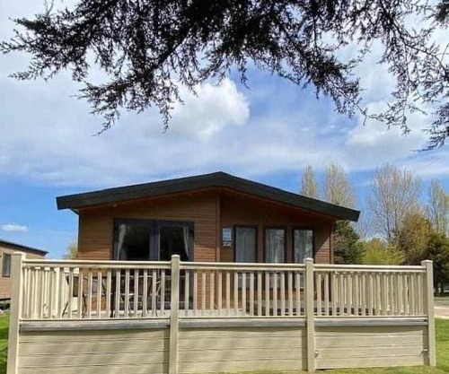 Willow Lodge with Hot Tub
