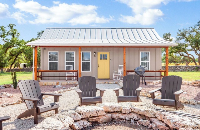 Wimberley Sports Cottage w/Firepit & Pickleball