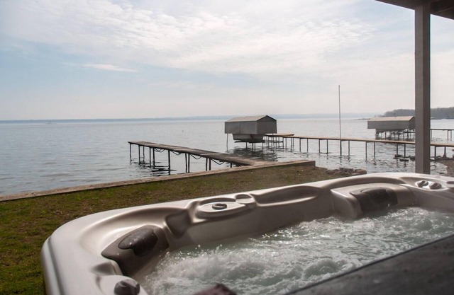 Winey Duck Cottage:" Pet Friendly Contemporary w/Hot Tub on Seneca Wine Trail