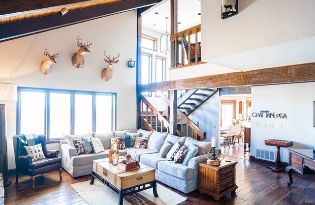 Winterbrow Lodge ★ Hot Tub ★ Vaulted Oak Ceilings