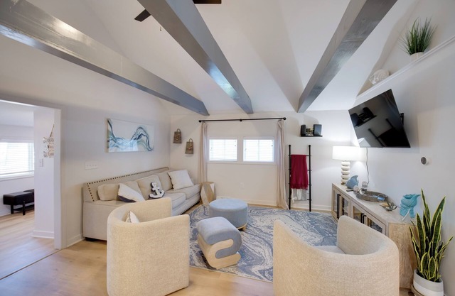 'Wishin & Fishin' Walkable Erie Home By the Beach!