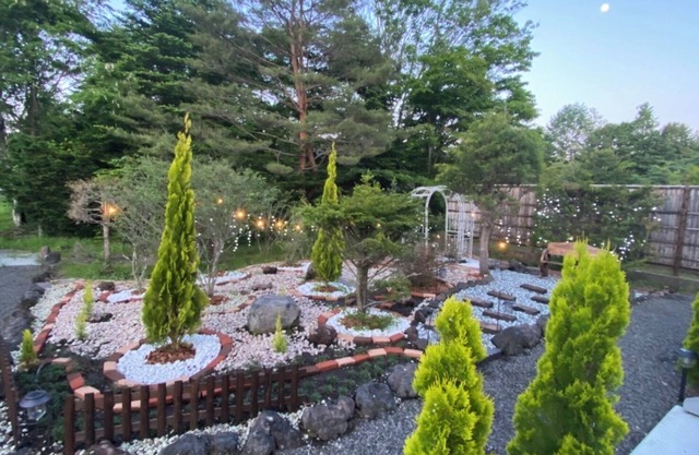 With a wood stove and sauna! Just a 7-minute drive (5 km) to the outlet.