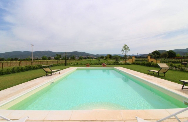 Wonderful private villa with WIFI, private pool, A/C, TV, balcony and pets allowed, close to Cor.