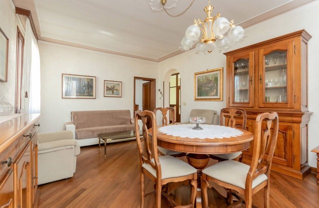 Wonderful apartment of about 80 square meters, able to accommodate 5 people, located on the first floor of a villa without a lift (with internal and external steps).The property is located in the heart of Venice Mestre, in a quiet and well-served residen