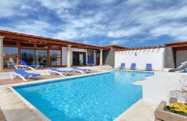 Wonderful detached villa:private solar heated pool, Game room, Basket-ball,