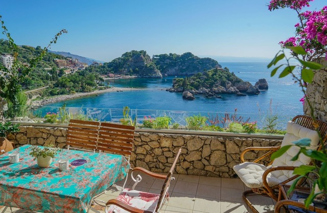 Wonderful house with shared swimming pool and sea view terrace in Taormina,