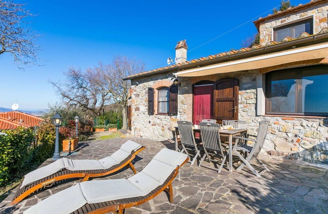Wonderful private villa for 6 guests with hot tub, WIFI, terrace, pets allowed and panoramic view