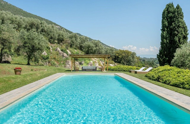 Wonderful private villa with A/C, WIFI, private pool, TV, patio and panoramic view, close to Lucca