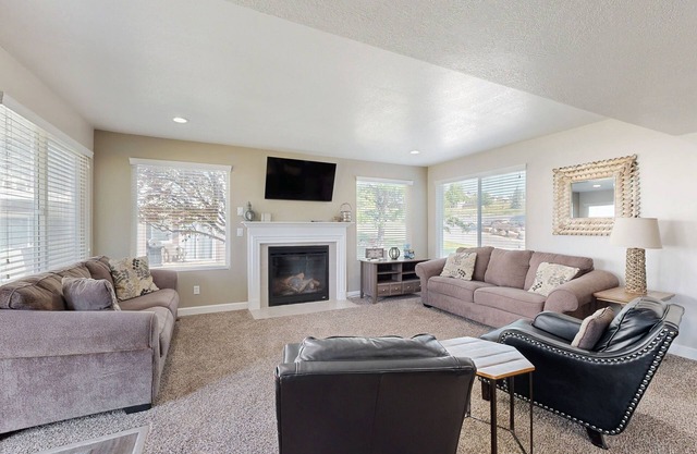 Wonderful Lake Retreat W/Great Views, Large Deck & Patio, Gas Grill & WiFi