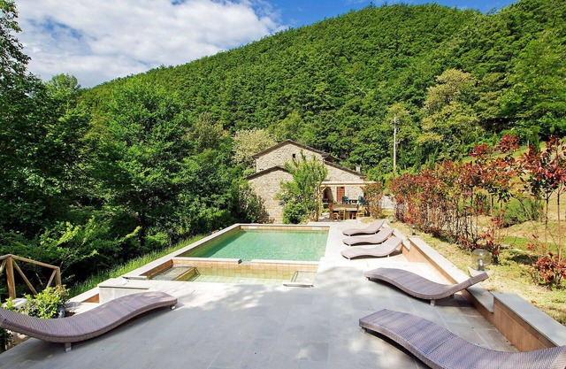 Wonderful private villa for 15 guests with private pool, WIFI, hot tub, TV, patio and pets allowed