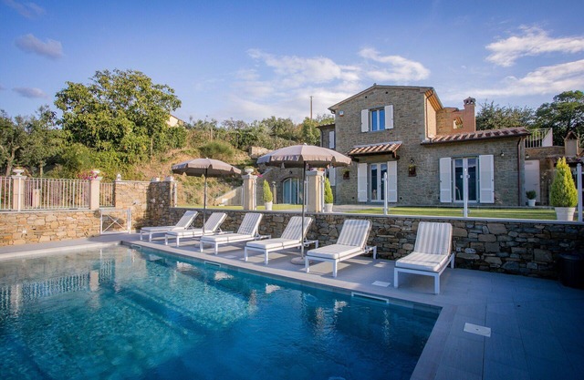 Wonderful private villa with A/C, private pool, WIFI, TV, terrace, panoramic view, close to Cortona