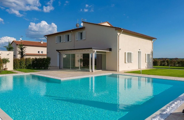 Wonderful private villa for 13 people with A/C, private pool, hot tub, sauna, WIFI, TV and patio