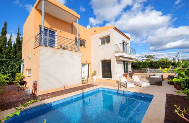 Wonderful private villa for 6 guests with private pool, WIFI, A/C, TV, patio and pets allowed