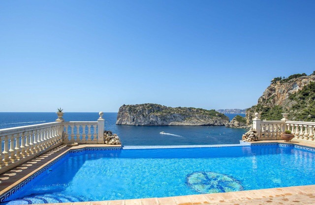 Wonderful private villa for 12 people with WIFI, A/C, private pool, TV and patio