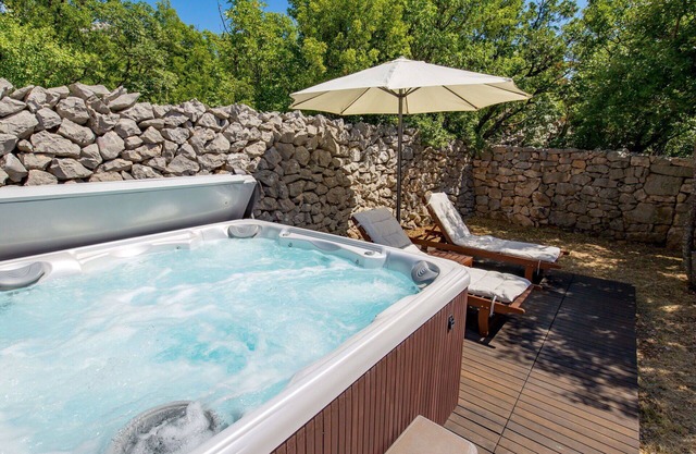Wonderful private villa for 6 people with WIFI, hot tub, A/C, TV, terrace and pets allowed