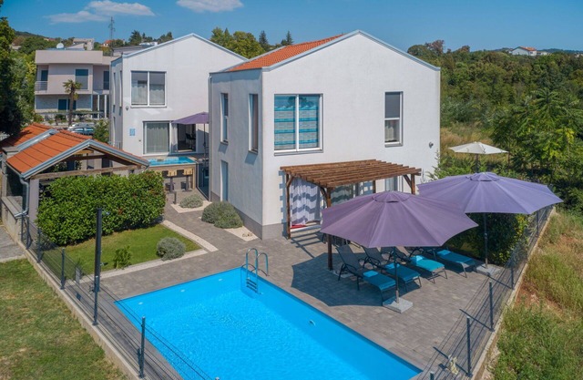 Wonderful private villa for 16 people with hot tub, WIFI, private pool, A/C, TV and terrace