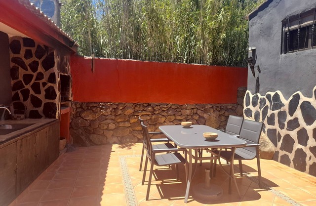 Wonderful typical Canarian house with outdoor pool and wifi in the mountains.