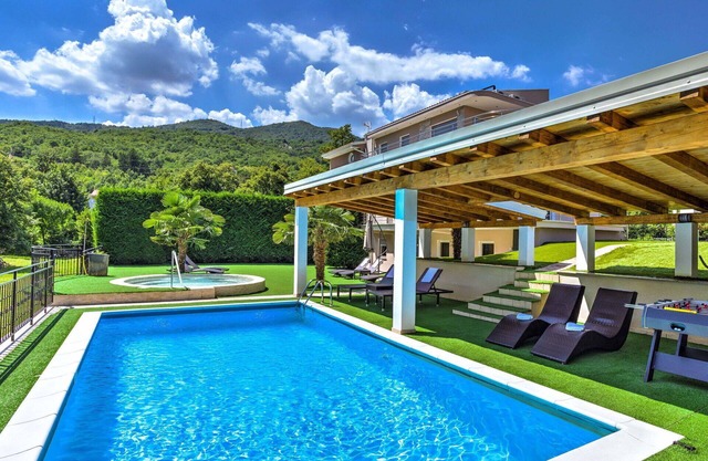 Wonderful villa for 10 guests with private pool, WIFI, A/C, hot tub, TV and patio