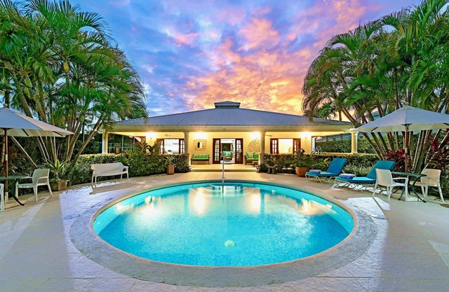 Wonderful West Coast villa. 5 Minute walk to 2 beaches