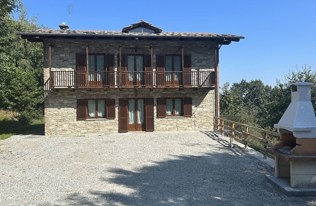Wood and stone house surrounded by nature. in the first hill above Bagnolo.