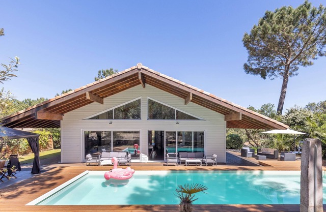 Wood & Design Villa with Heated Pool between Forest, Golf, and Ocean – Moliets, Sleeps 10