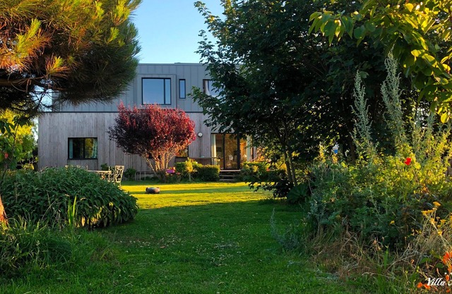 Wooden house with swimming pool 150 m from the beach, large garden