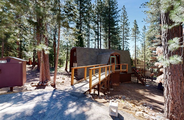 Woodland home in quiet location with deck, fireplace & entertainment options