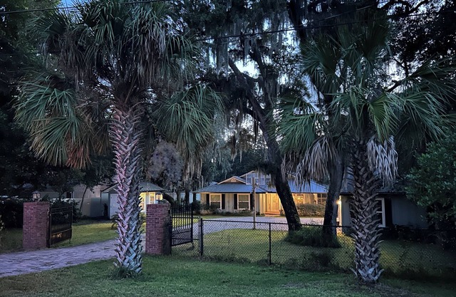 Woodsy 3-bedroom retreat on 600 acre nature preserve in Jacksonville near beach