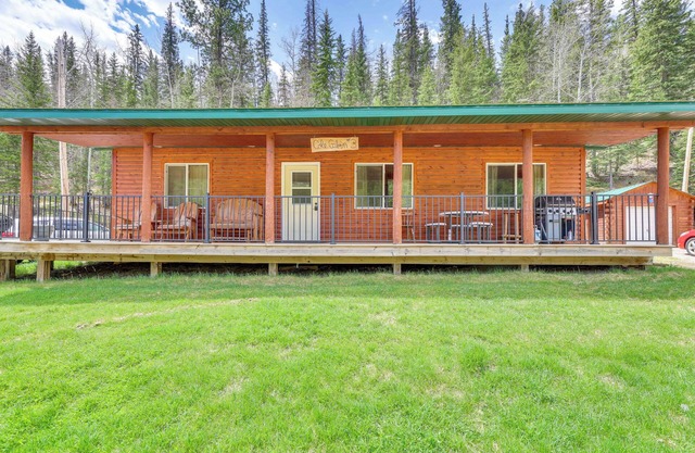 Wraparound Deck & Grill: Deadwood Cabin