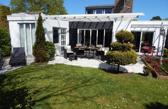 Wunderschönes freistehendes Ferienhaus, an der See, Sauna, Strand & Yachthafen, WLAN