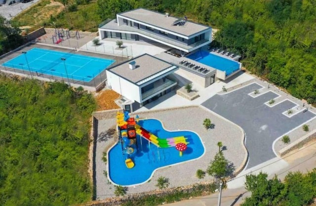 XXL villa resort for large group, heated pool, aquapark, tennis court, hot tube