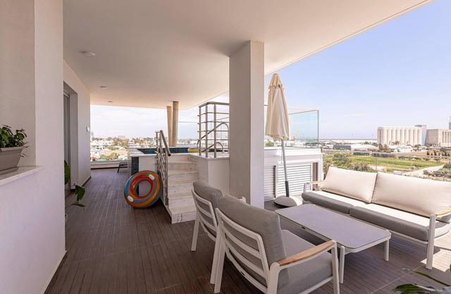 YAMAS Urban Living Sunny Pool Penthouse Families Only