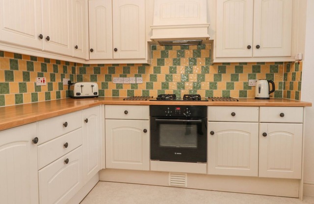 YEW COURT COTTAGE, family friendly, with a garden in Scalby