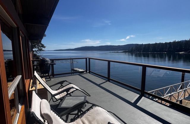 Your Cozy Seaside Sanctuary & Private Spa Getaway – 5 Min to Town!