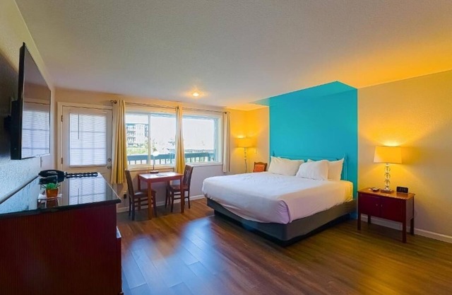 Your Scenic Seaside Haven! Kitchenette, Pet-friendly Property, Free Parking!