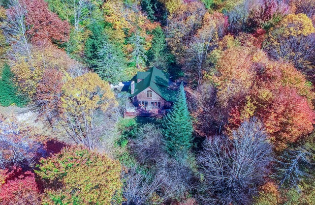 Your Vermont Log Cabin Getaway w/Hot Tub+Firepit-Arrive Early & Stay Late!