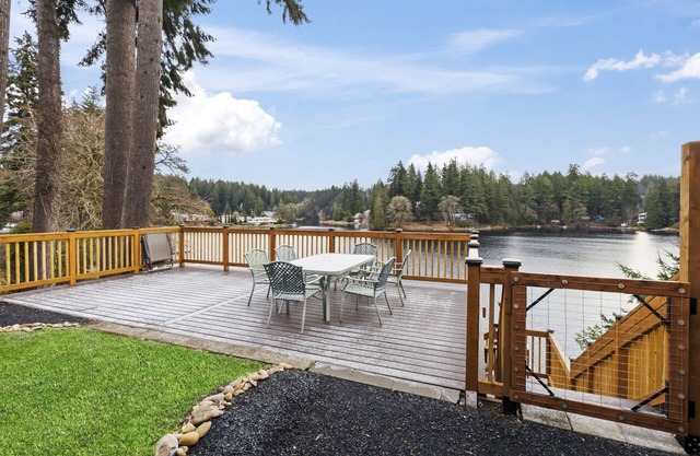 Z Cabin: Vintage Lakeside Retreat w/Private Dock