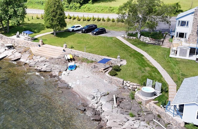 ZaLo Manor Unit Lakefront hot tub, pets