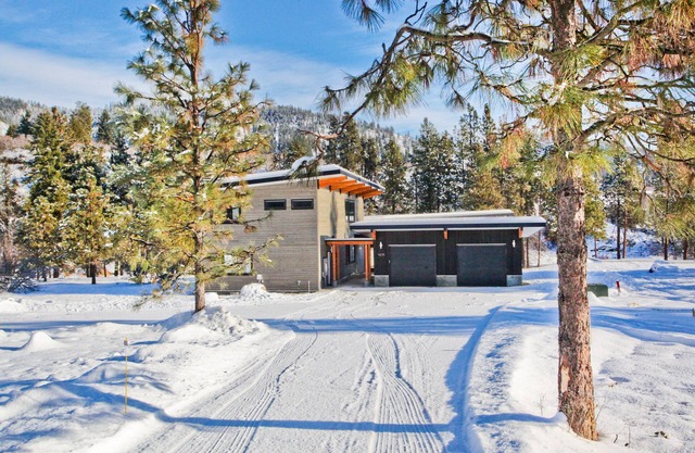 ZayLy Lodge: modern home with hot tub river views