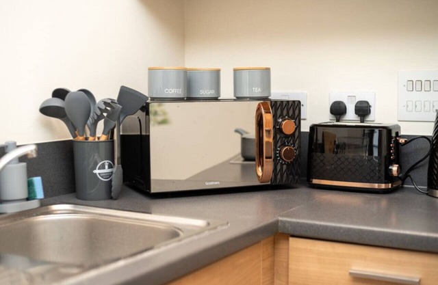Zenith Point - a comfortable apartment with views seconds away from Limehouse DLR