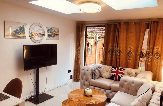 Zone1 House Sleeps 8 - 2 Mins to Station - Pets Ok