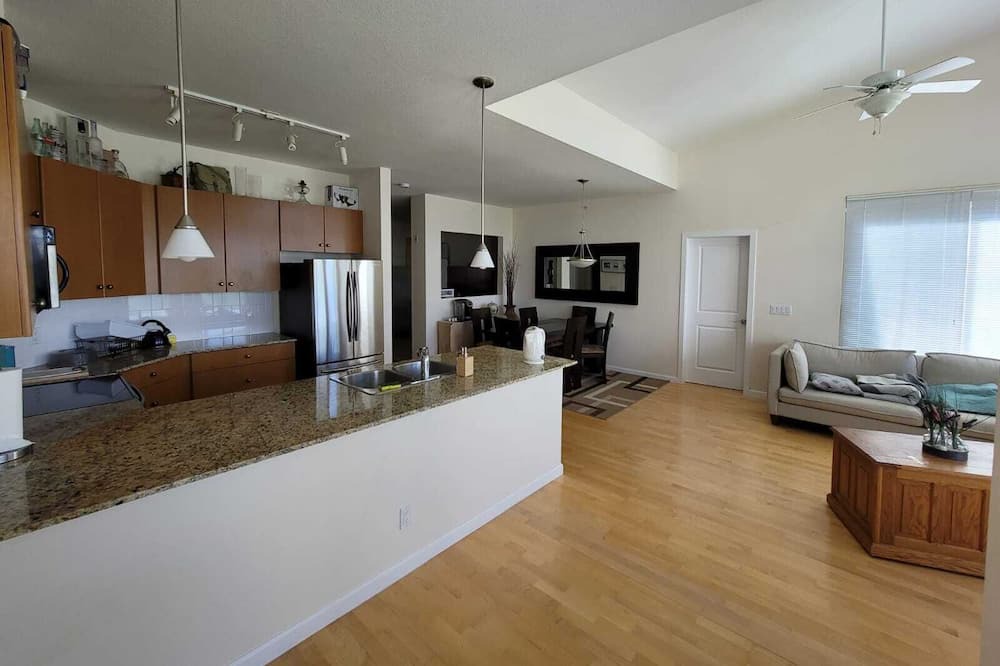Guildford Condo | Peaceful Centralized TopFloor Condo in Surrey Guilford