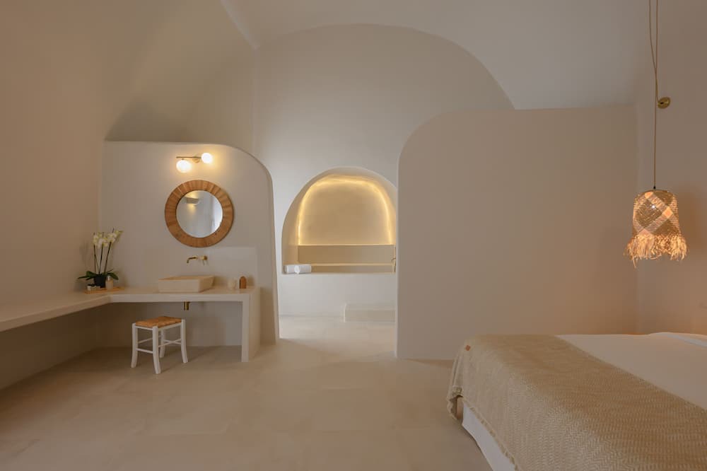 Megalochori House | 3 bedroom Family Cave Apartment with terrace, by Element Suites