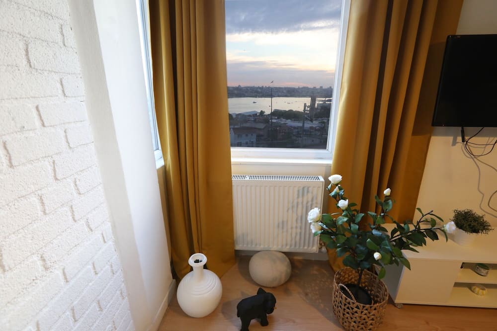 Pera Apartment | Central Flat w Sea View and near Galata Tower