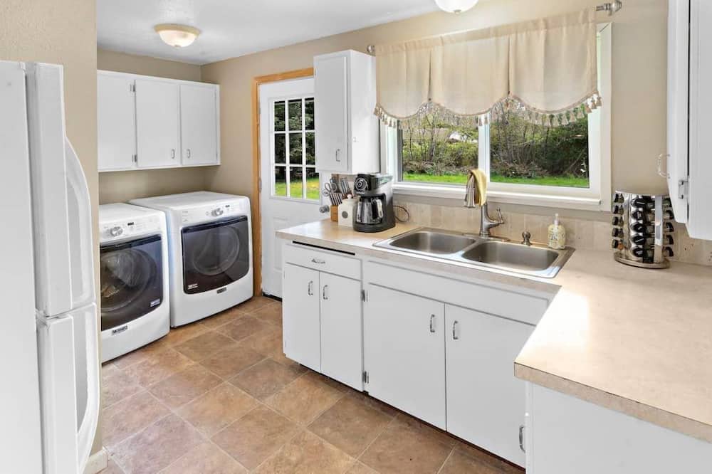 Forks Cottage | Mayberry Cottage minutes to La Push Beach